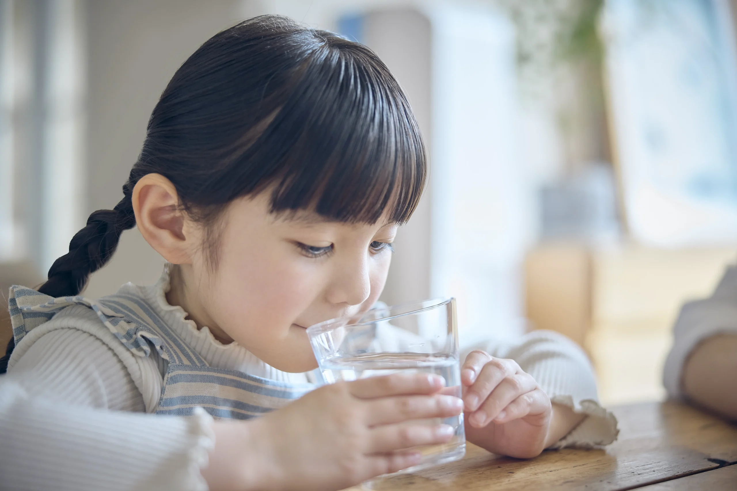 クリクラの水を飲む女の子