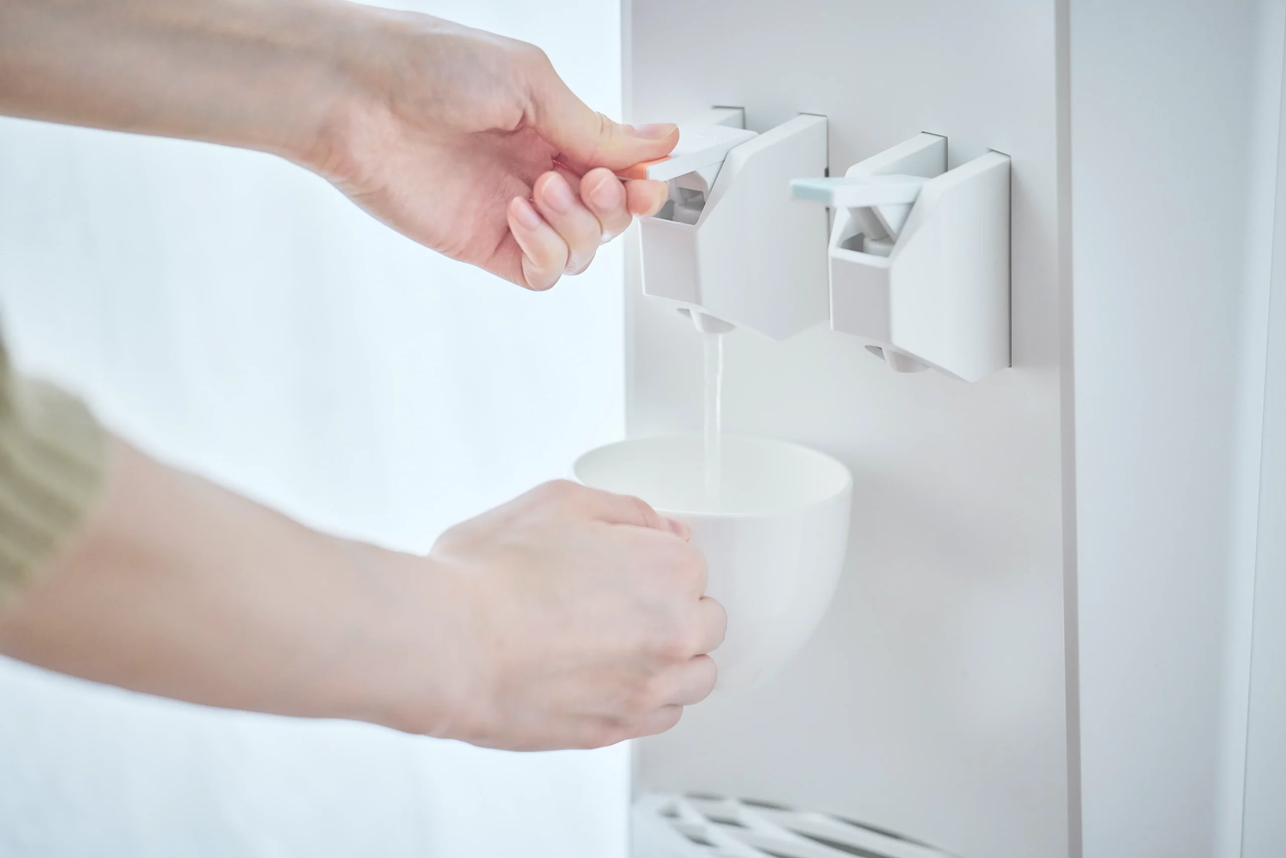 クリクラウォーターサーバーからカップにお湯を注ぐ